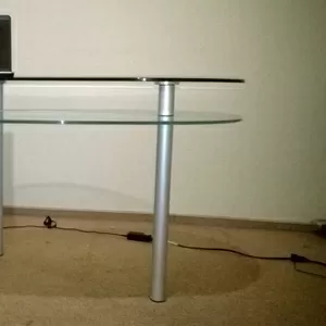 Продам стеклянный компьютерный стол (стол для компьютера)