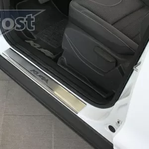 Продам накладки на пороги для Ford Kuga 2013+