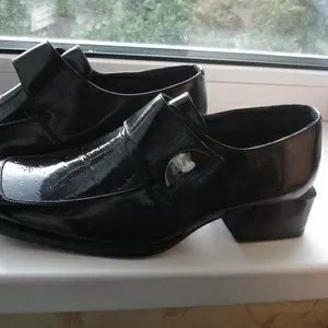 Продам женские черные туфли 