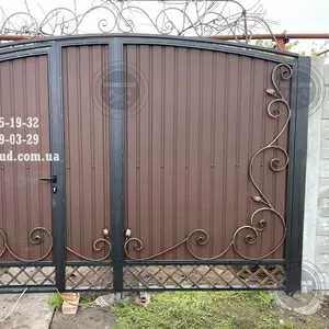 Распашные ворота из профлиста с бетонным забором наборным