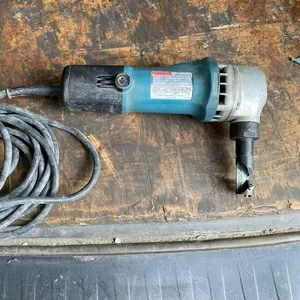 Продам бу электрические вырубные ножницы по металлу Makita  Mod.JN1601