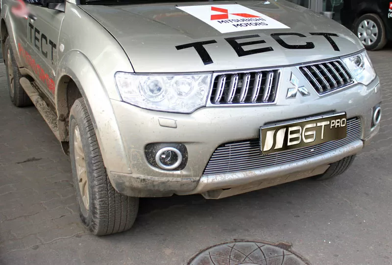 Предлагаем решотки бампера  Mitsubishi  Padgero Sport  
