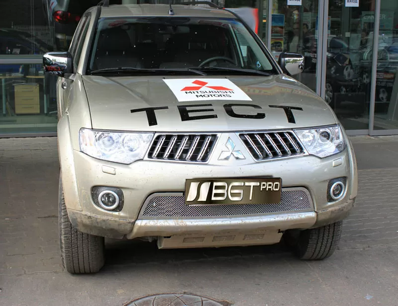 Предлагаем решотки бампера  Mitsubishi  Padgero Sport   3