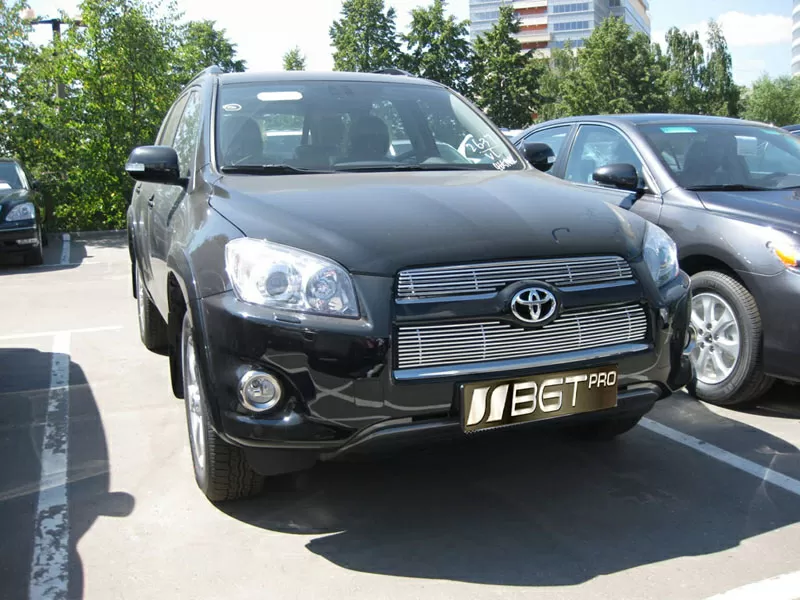 Предлагаем радиаторные решетки  и бампера Toyota  Rav 4 ( исполнение в 2