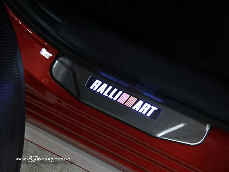 Тюнинг. Накладки на пороги с подсветкой для Mitsubishi Lancer X с лого 2