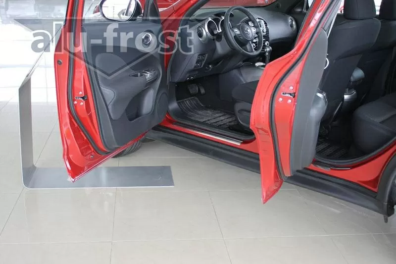 Продам накладки на пороги защитные Nissan Juke 5