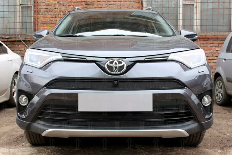 Решетку в бампер (защита) для Toyota Rav 4 2017-2018 (серебро,  черная)