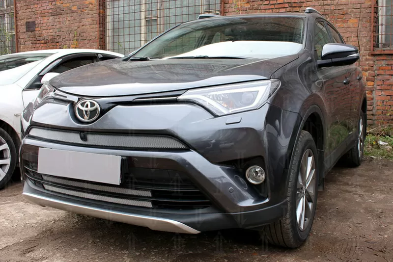 Решетку в бампер (защита) для Toyota Rav 4 2017-2018 (серебро,  черная) 3