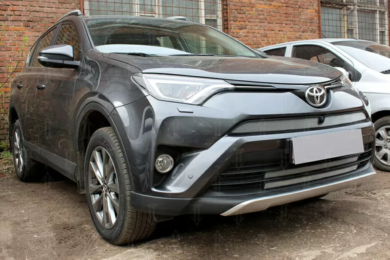 Решетку в бампер (защита) для Toyota Rav 4 2017-2018 (серебро,  черная) 4