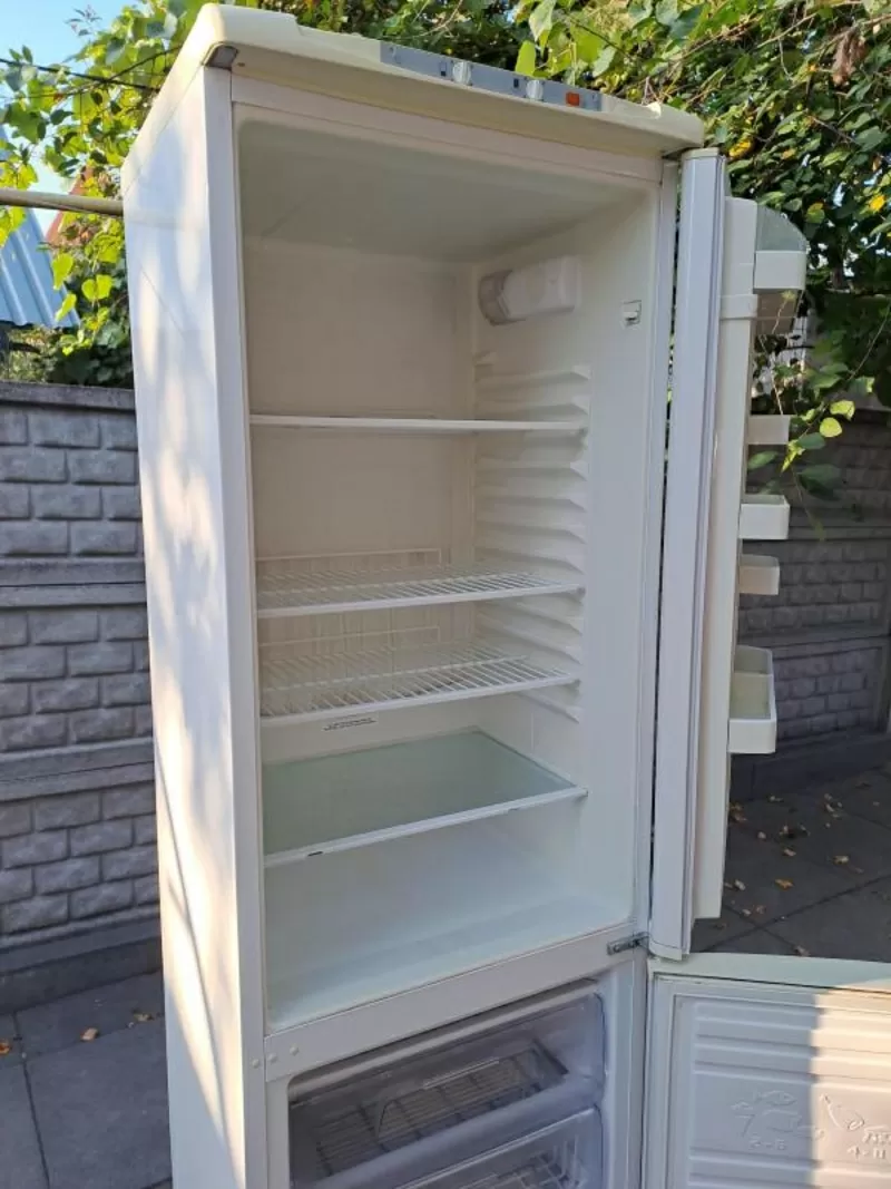 Продам двухкамерный холодильник Б/У 4