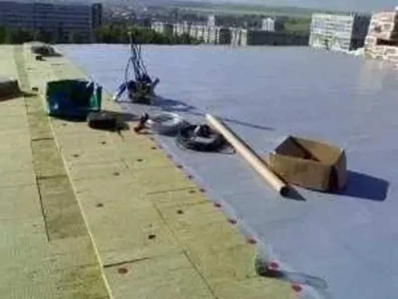Кровельные работы. Монтаж ПВХ мембраны. Ремонт плоской крыши.