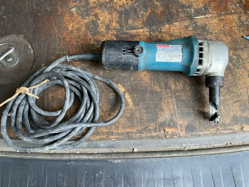 Продам бу электрические вырубные ножницы по металлу Makita  Mod.JN1601