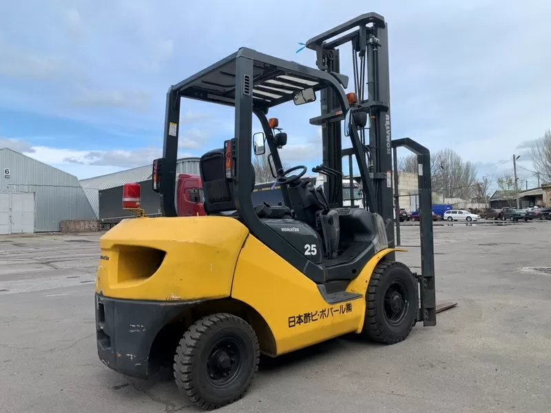 Вилочний автонавантажувач Komatsu,  з бічним зсувом та щоглою 4.5 метри 4