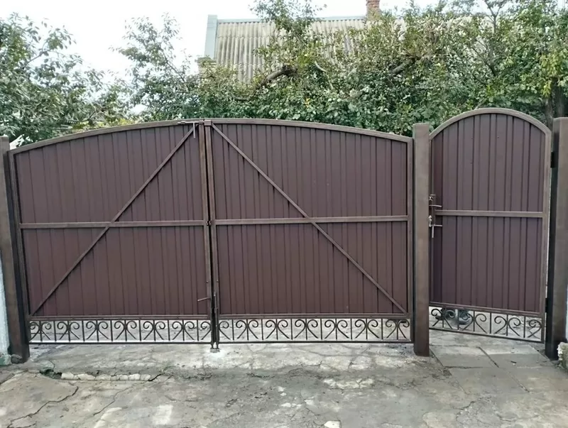 Ворота.Паркани ковані,  зварені,  із профлисту. Навіс. 