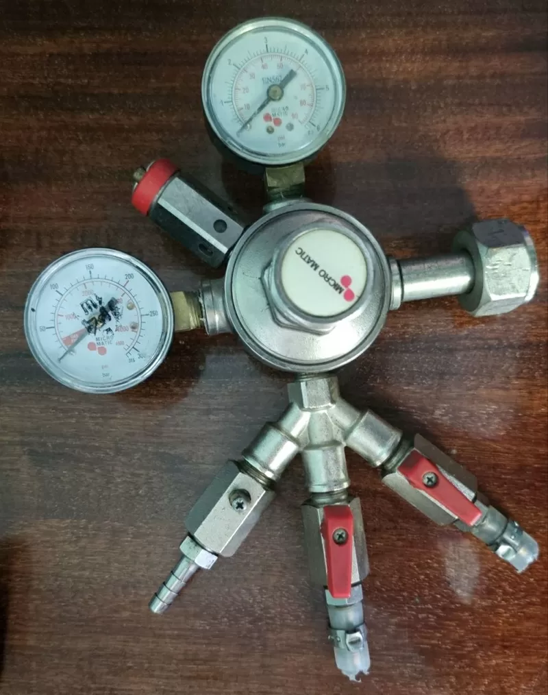 Продам пивні клешні,  крани,  редуктор,  промивочний бачок,  кеги. 4